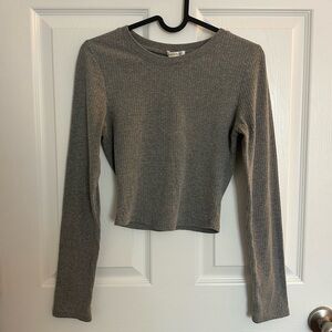 Small gray long sleeve ribbed top